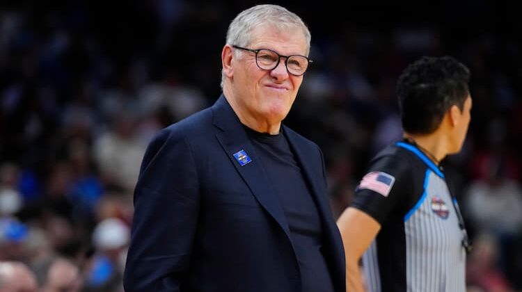 Qui est Geno Auriemma ? La fortune de cette légende du basket-ball choque les fans : révélée ! 2026